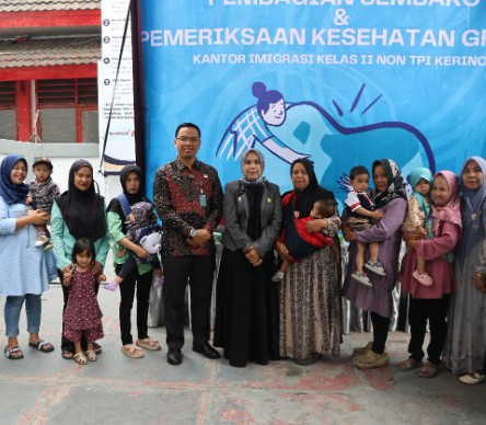 Imigrasi Kerinci Laksanakan Kegitan Pembagian Sembako dan Pemeriksaan Kesehatan Gratis