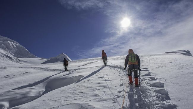 Ratusan Pendaki Terjebak di Lereng Everest Akibat Badai Salju, Operasi Penyelamatan Dipercepat