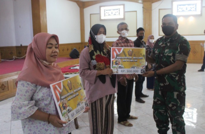 Serahkan Penyaluran BTPKLW TNI di  Muarojambi, Dandim/0415 Jambi: Semoga Membantu Masyarakat