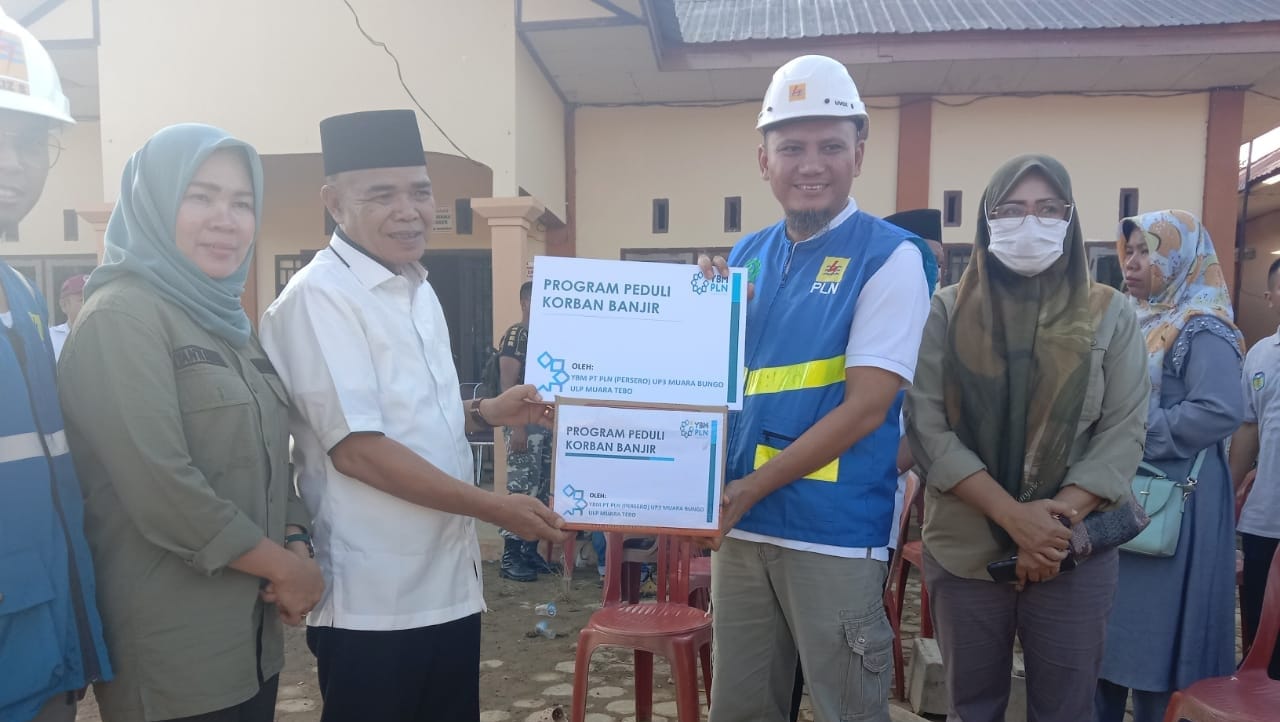 PLN Peduli, Serahkan Bantuan Paket Sembako Pada Korban Banjir di Kabupaten Tebo