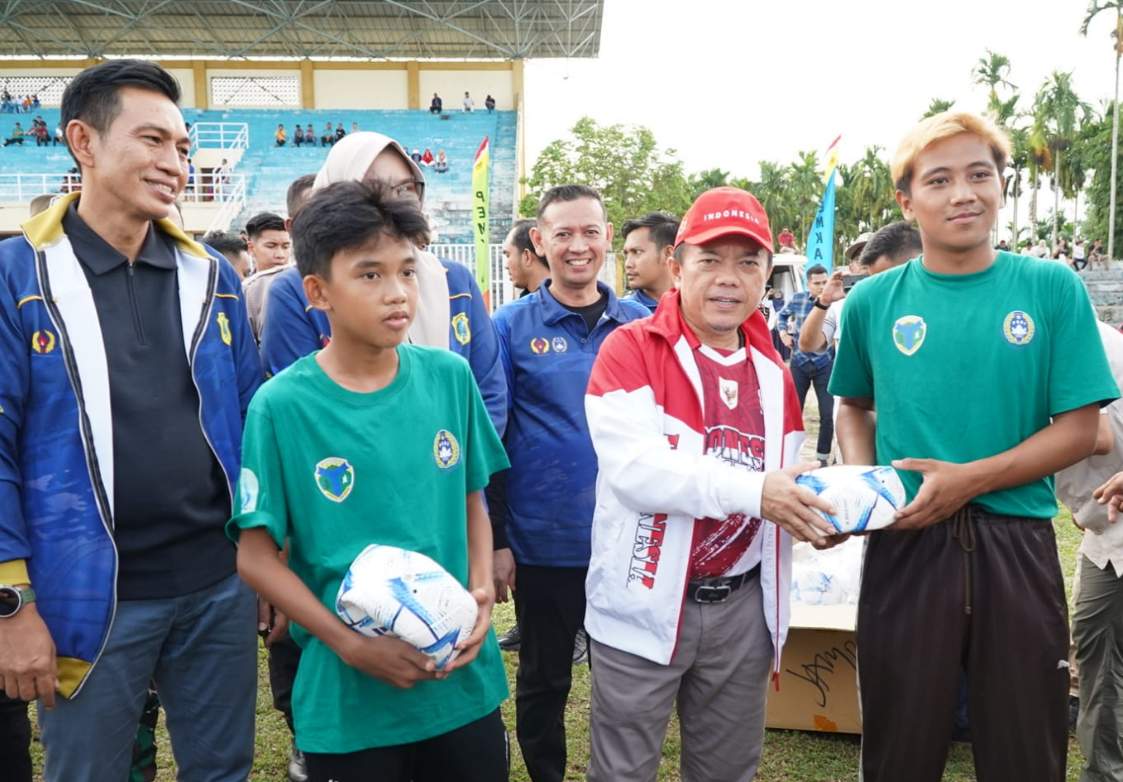 Gubernur Al Haris Buka Piala Soeratin Jambi 2025, Ratusan SSB Siap Cetak Bintang Masa Depan