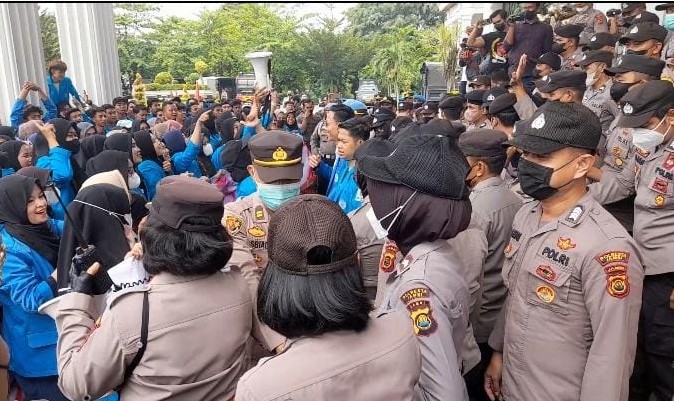 Unjuk Rasa di Depan Kantor DPRD Provinsi Jambi, Mahasiswi-Polwan Saling Dorong 