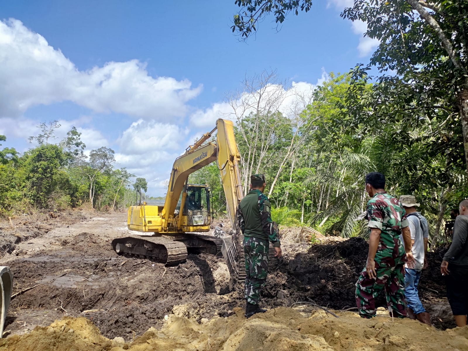 Kasdim 0415/Jambi Tinjau Pembukaan Jalan Program TMMD ke-121 di Desa Suka Maju