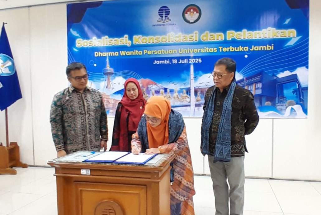 Dharma Wanita Persatuan UT Jambi Resmi Dilantik, Rektor Ungkap Harapan Besar untuk Kemajuan Kampus