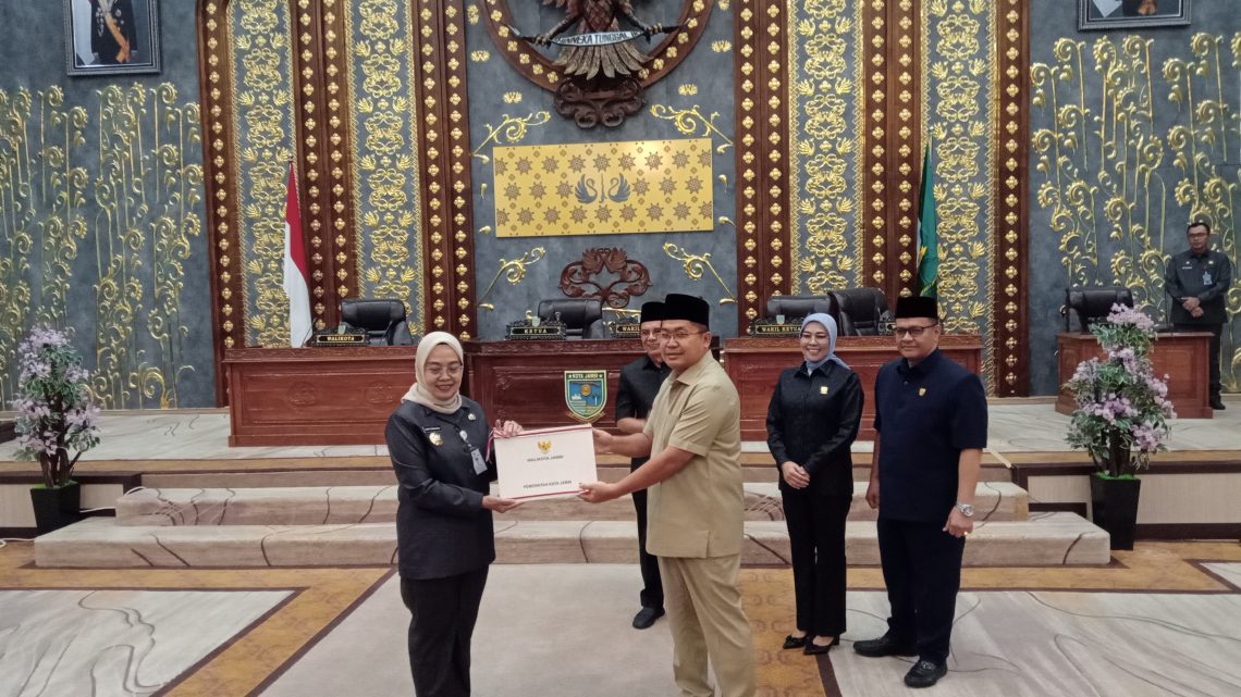 Pj Wali Kota Sampaikan LKPJ tahun 2023 pada Rapat Paripurna DPRD Kota Jambi