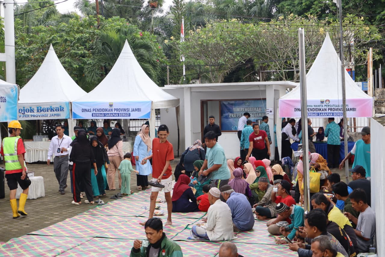 Disdik Provinsi Jambi Berbagi Sarapan Gratis, Masyarakat Antusias Datang 