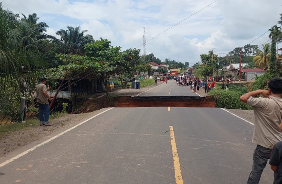 Jalinsum Bungo Putus Total, Hujan Deras Sebabkan Jalan Lintas Sumatera Amblas, Lalu Lintas Lumpuh Total