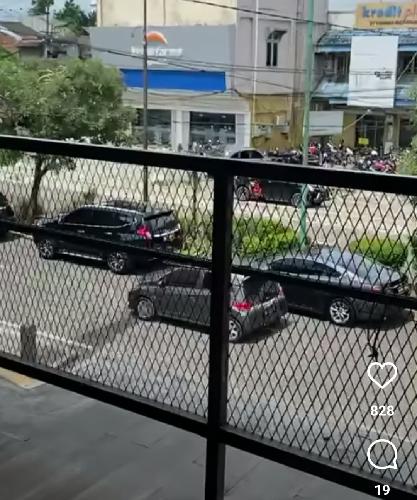 Netizen Puji Video Iringan Mobil Kapolda Jambi Ikut Berhenti di Lampu Merah, Ada Juga yang Nyinyir
