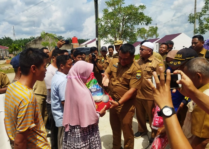 Sekda Muaro Jambi Serahkan Bantuan Kepada Warga Desa Mendalo Darat, yang Terdampak Angin Puting Beliung