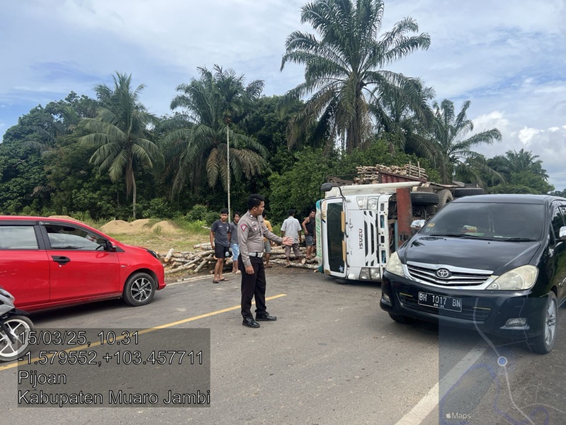 Kecelakaan di Pijoan, Truk Pengangkut Kayu Terguling di Jalan, Ini Penyebabnya