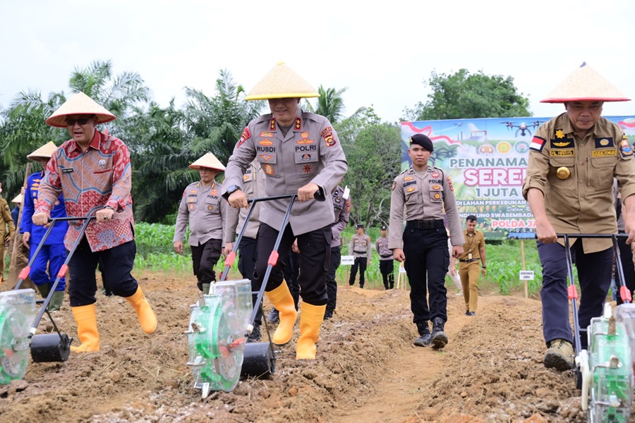 Dukung Swasembada Pangan 2025, Kapolda Jambi Lakukan Penanaman Jagung Serentak