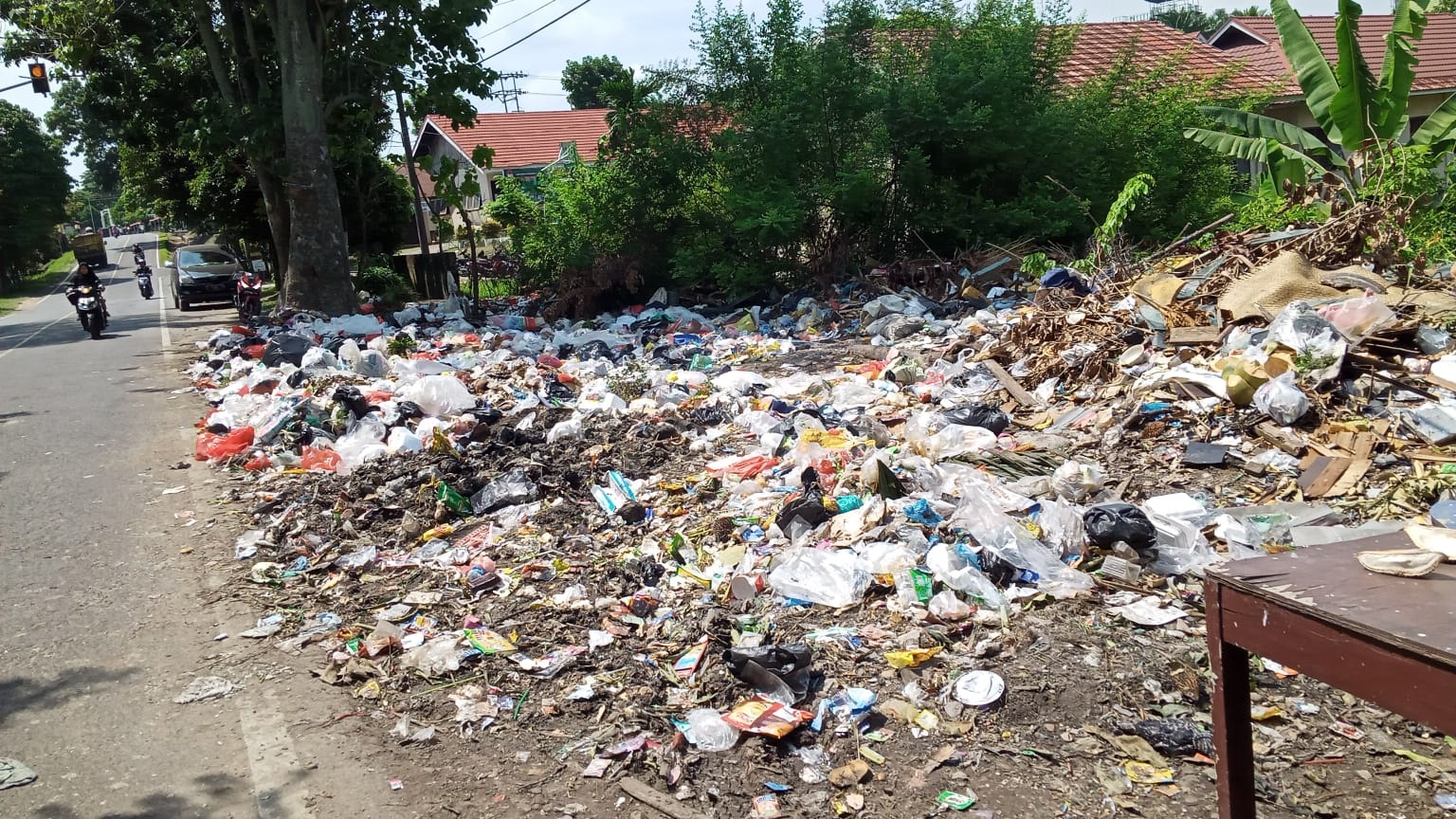 Kumuh.. Sampah Berserak Hingga ke Jalan di Kelurahan Kasang Jaya