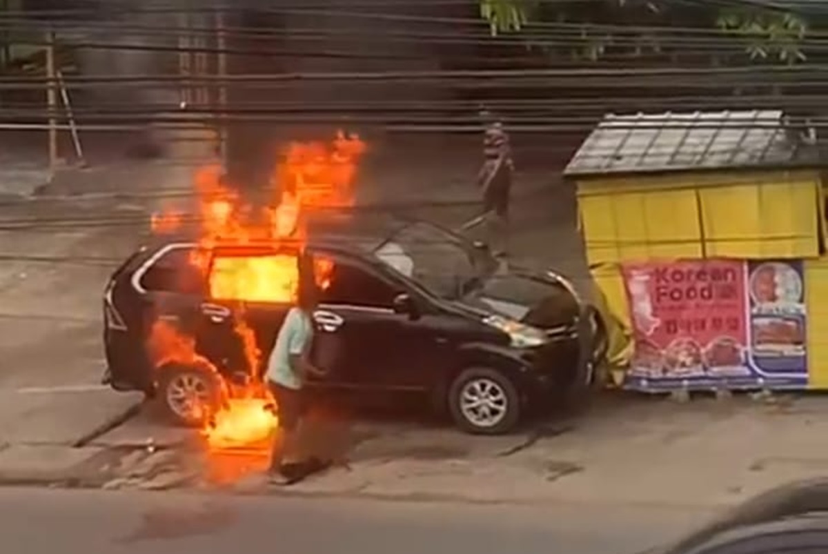 Angkut Jerigen Diduga Isi BBM, Toyota Avanza Hitam Terbakar di Depan Rumah Makan Rindu Alam Jambi
