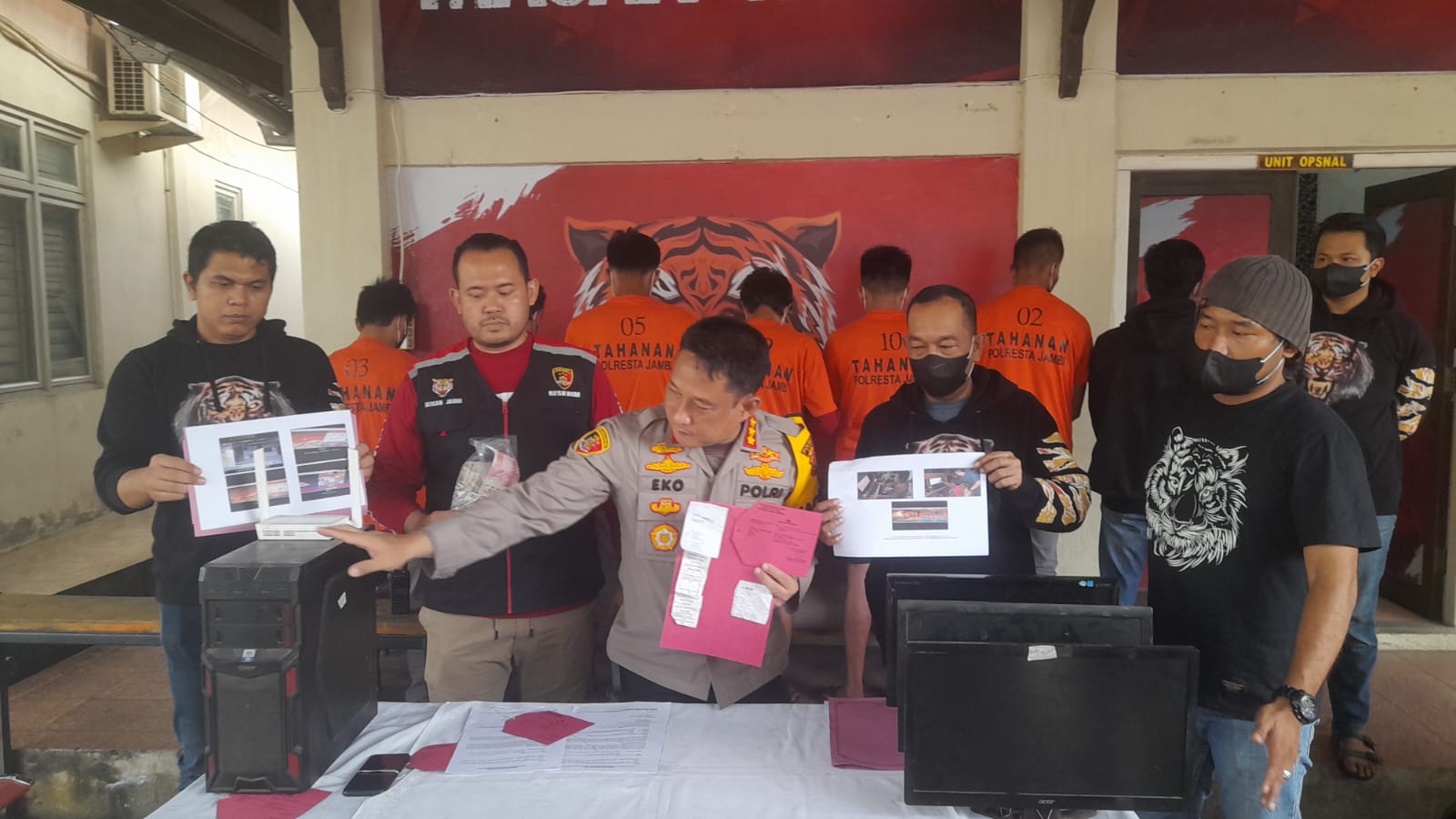 Polresta Jambi Tangkap 8 Pelaku Judi Online, Sejumlah Barang Bukti Disita