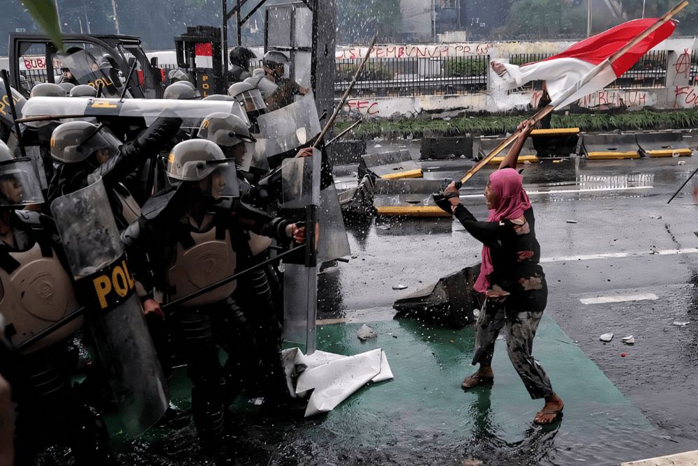 Aksi Heroik Ibu Jilbab Pink Hadapi Brimob, Sempat Dicari Anaknya