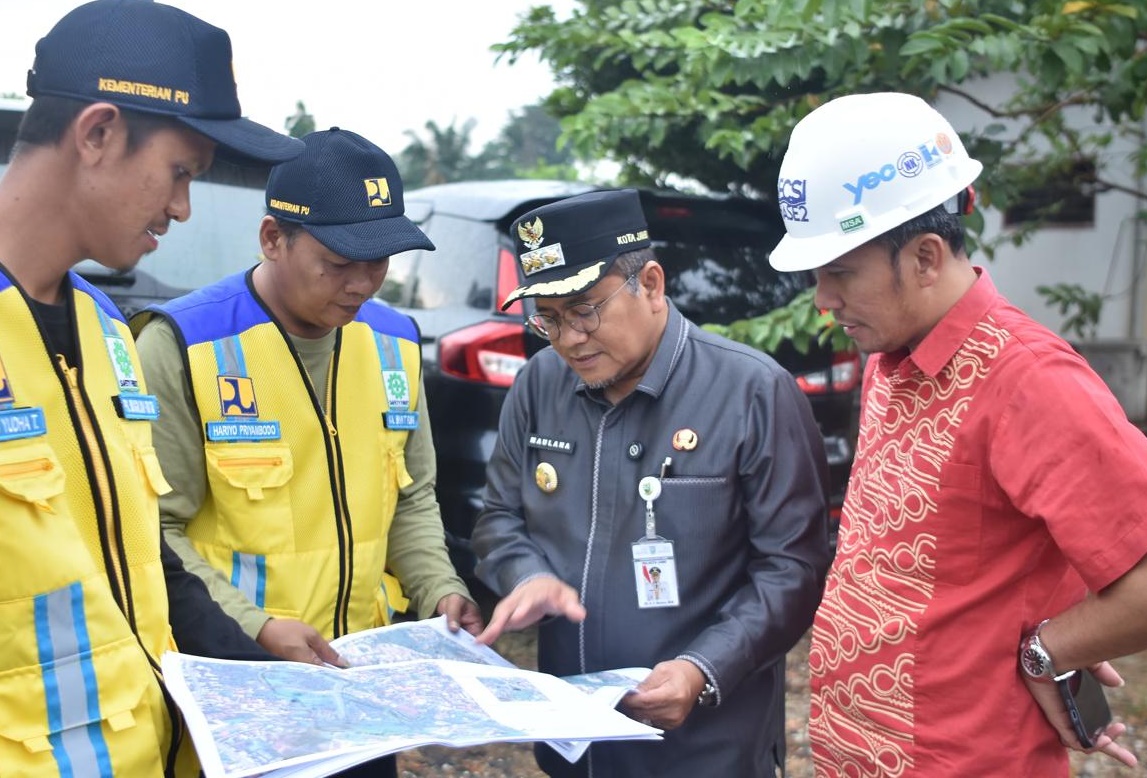 Wali Kota Maulana Dampingi DPR RI Tinjau Proyek Pengendalian Banjir di Kota Jambi