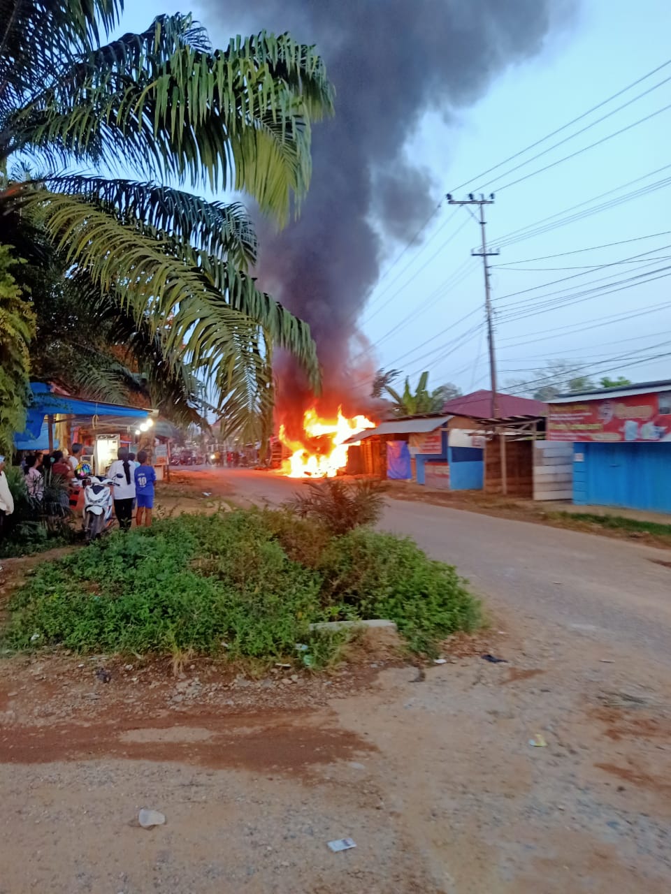 Gara-gara Api Rokok Menyambar BBM, 2 Warung di Bungo Ludes Terbakar