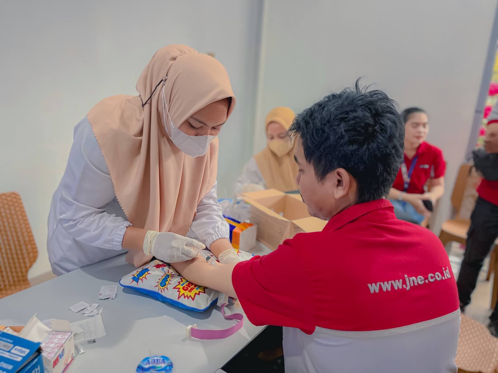 JNE Laksanakan Suntik Gratis Vitamin C untuk Karyawan dan Masyarakat Umum