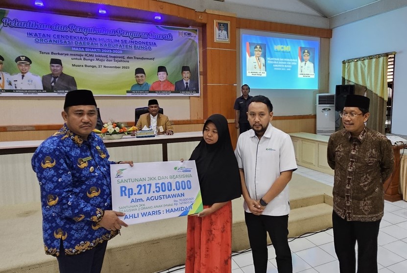 Bupati Bungo Serahkan Santunan Program BPJS Ketenagakerjaan di Dusun Sungai Beringin