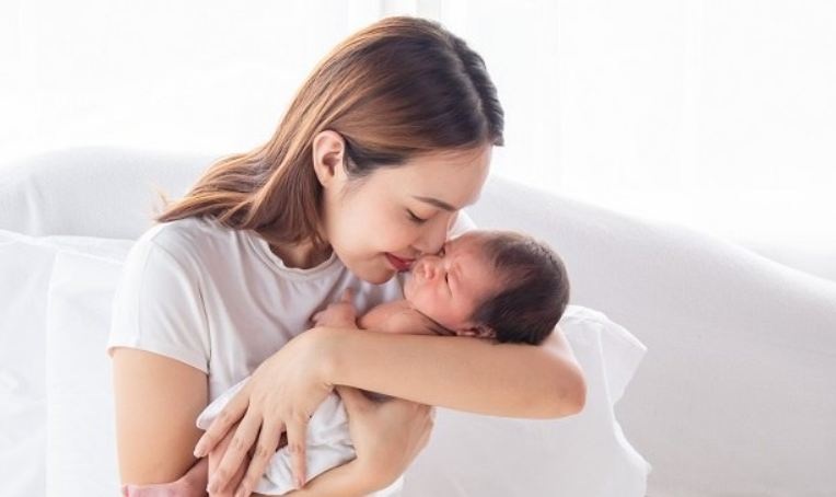 6 Bahaya Mencium Bayi Sembarangan, Jangan BIarkan Orang Asing Asal Cium