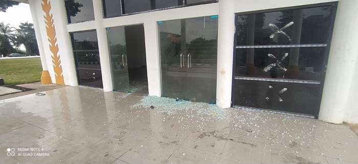 Pintu Kaca Pendopo Kantor Baru Bupati Merangin Pecah Dirusak OTK, Kasat Pol PP Bakal Lakukan Ini