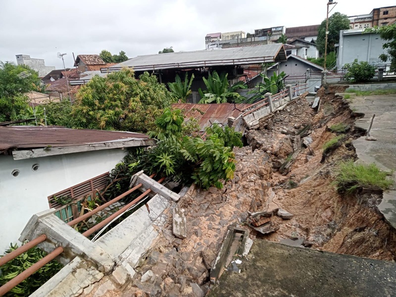 Heboh! Pagar Tembok Rumah Sakit Arafah Roboh Timpa Rumah dan Kontrakan, 2 Orang Terluka