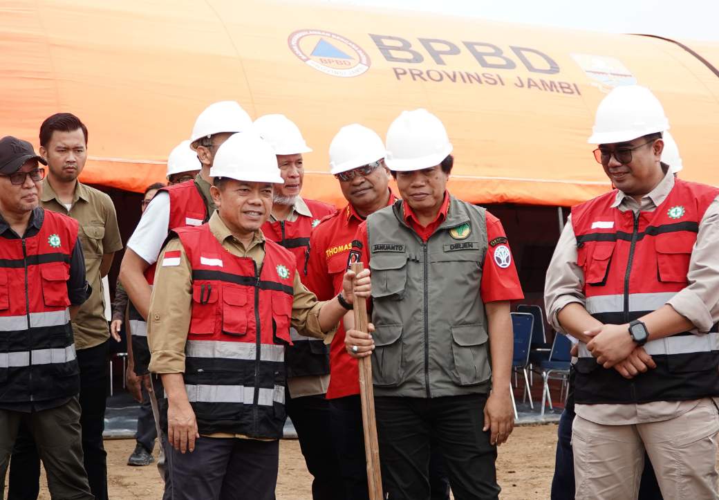 Al Haris Dampingi Wamen Sulaiman Tinjau Penanganan Karhutla di PT WKS dan Markas Manggala Agni Jambi