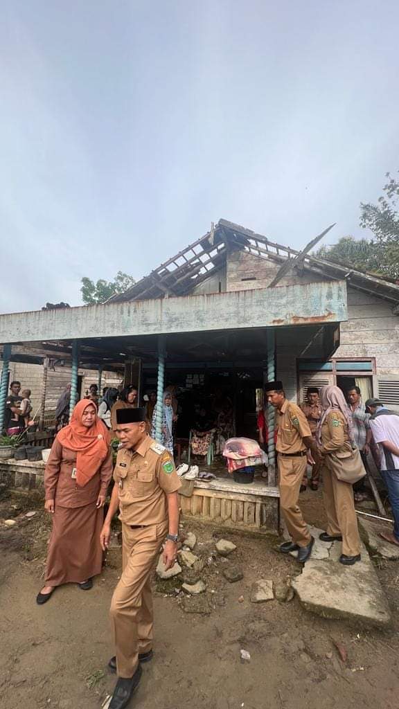 Tinjau Lokasi Bencana Angin Puting Beliung, Pj Bupati Tebo Aspan akan Berikan Solusi Renovasi Rumah