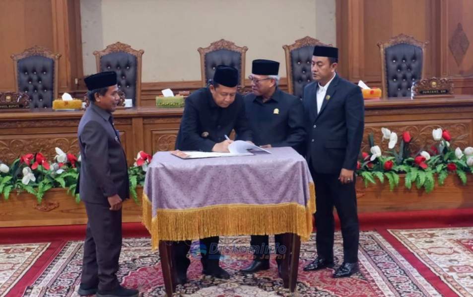Bupati dan Wakil Bupati Muaro Jambi Hadiri Rapat Paripurna DPRD, APBD 2026 Resmi Disahkan