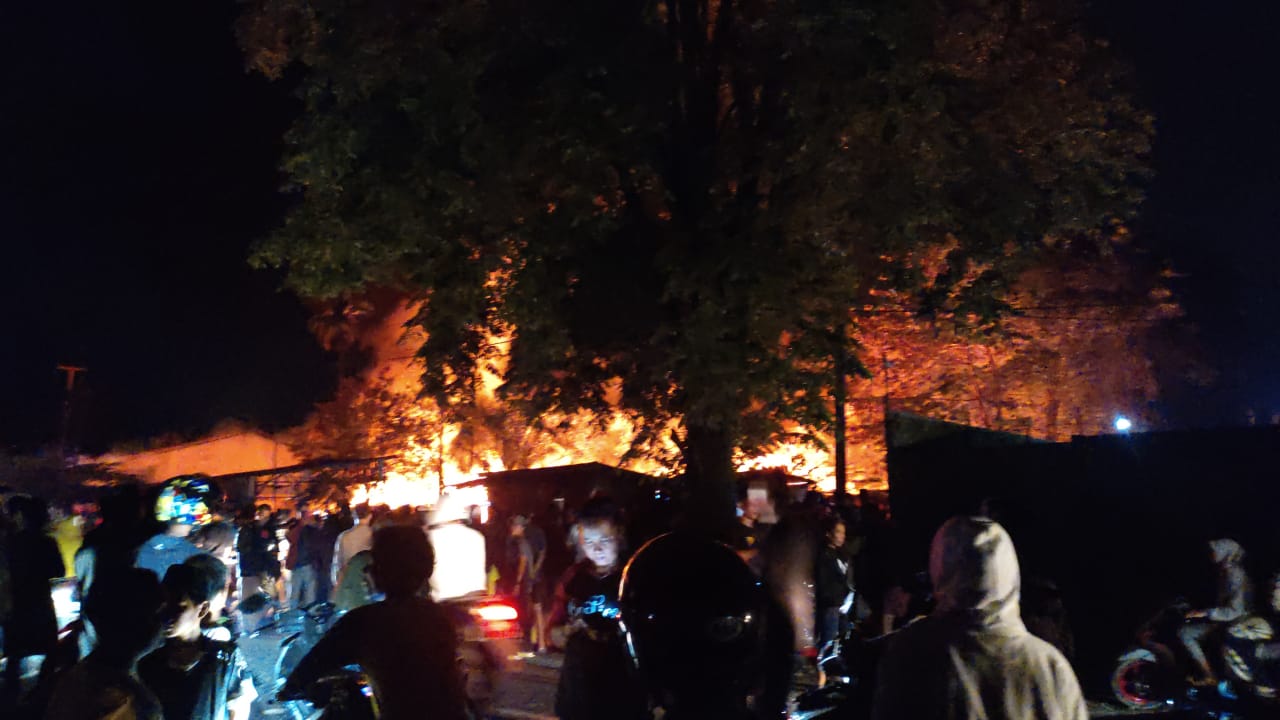 BREAKING NEWS: Gudang di Paal Merah Kota Jambi Kebakaran 