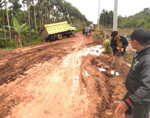 Perbaiki Jalan Provinsi yang Rusak di Tanjab Timur, Masyarakat Desa Siau Dalam Minta Sumbangan Seikhlasnya