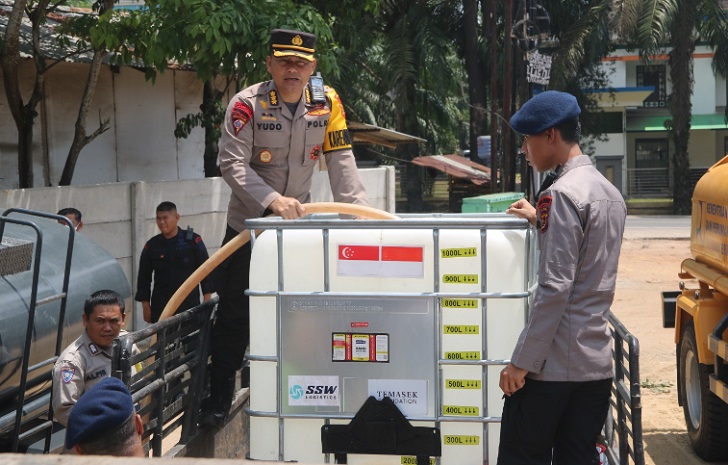 Polda Jambi Berikan Bantuan Air Bersih kepada Masyarakat Terdampak Kekeringan di Talang Gulo