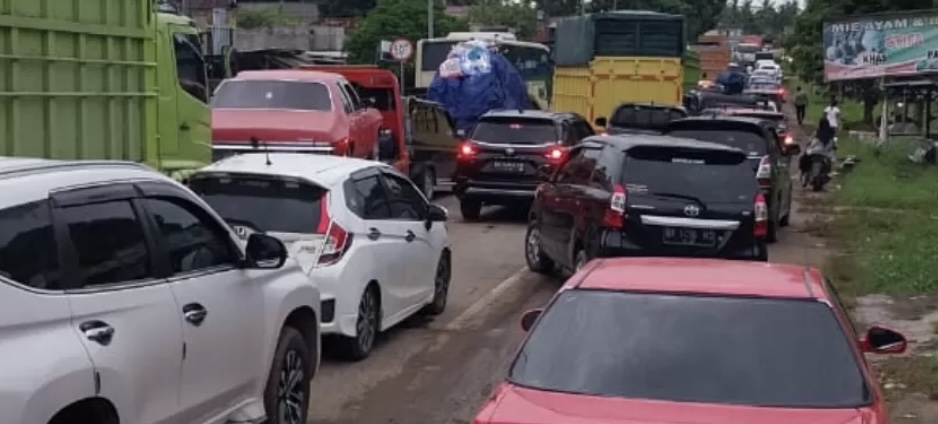 Macet di Jalan Jambi-Tempino, Ratusan Mobil Terjebak, Ini Penyebabnya