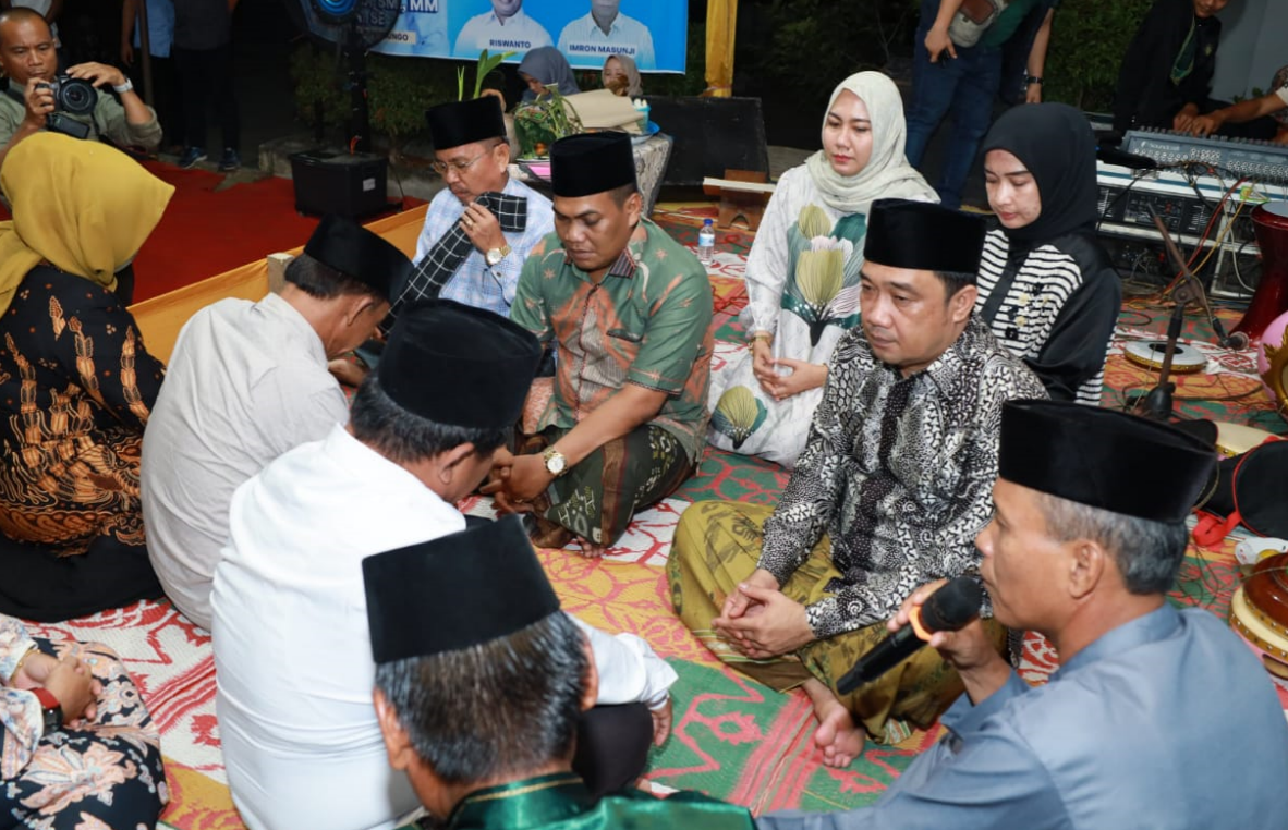 JADI Jalani Prosesi Adat Pengangkatan Keluarga Terhadap Riswanto dan Imron Masunji