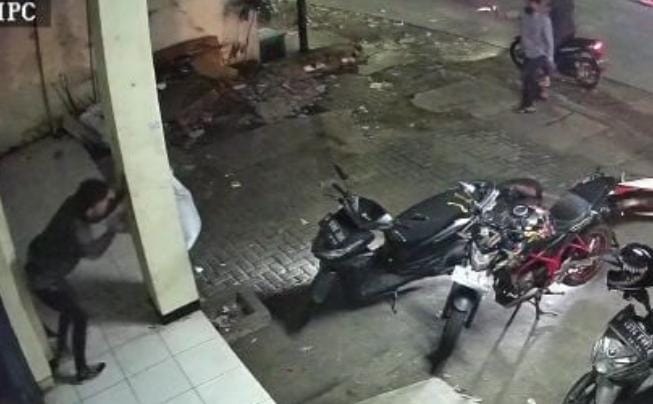 Aksi Pencurian Sepeda Motor Menggunakan Senjata Api di Bekasi Terekam CCTV