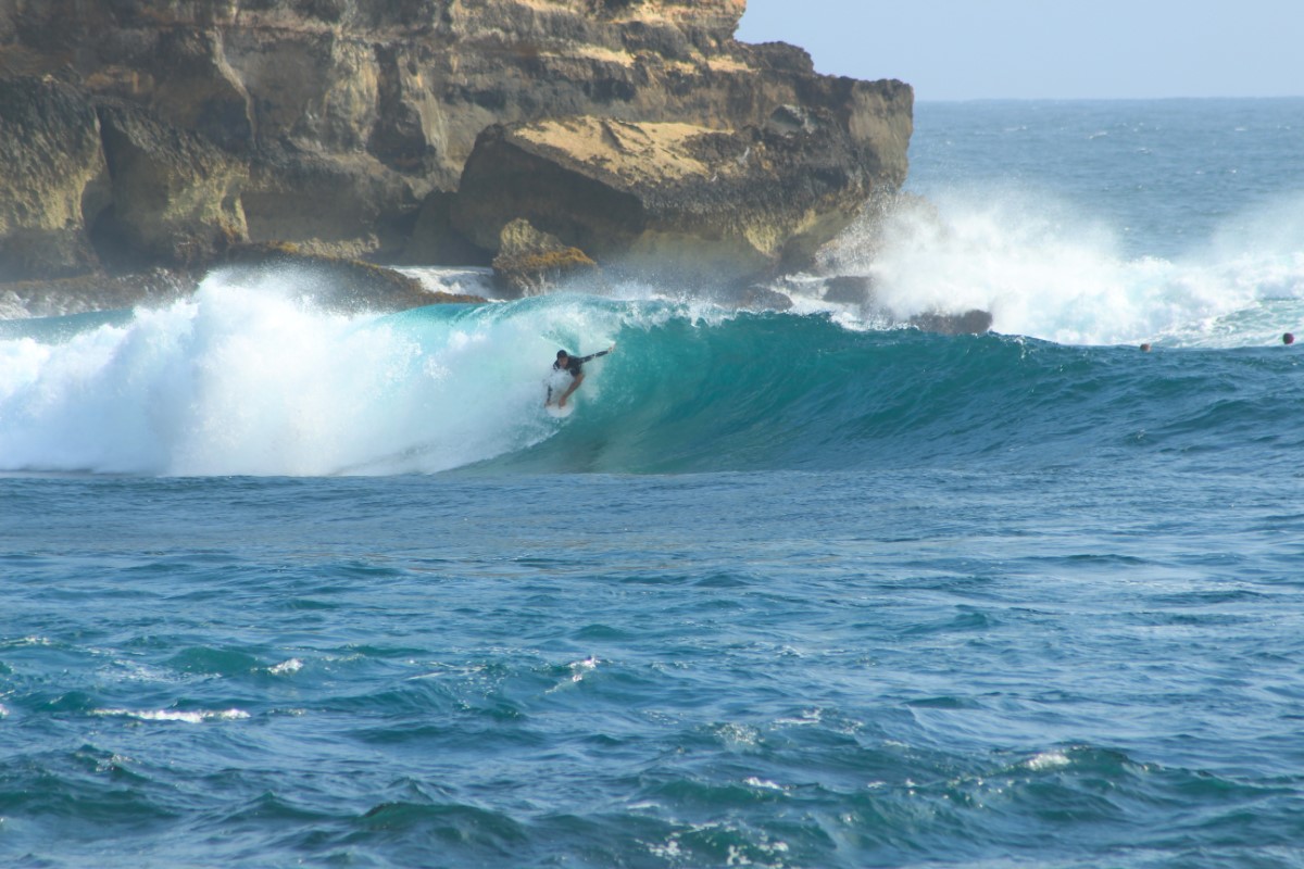 International Surfing Day, Ini 10 Pantai Terbaik untuk Surfing di Indonesia