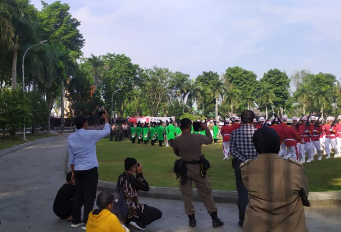 Upacara Kemerdekaan di kantor Walikota Jambi Berlangsung Khidmat, Para Orang Tua Siswa Sesaki Lapangan Upacara