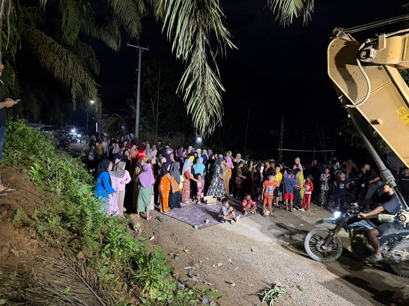 Tegang! Evakuasi Excavator PETI di Bungo Dihadang Warga, Polisi Turunkan Polwan—Diamankan Tengah Malam
