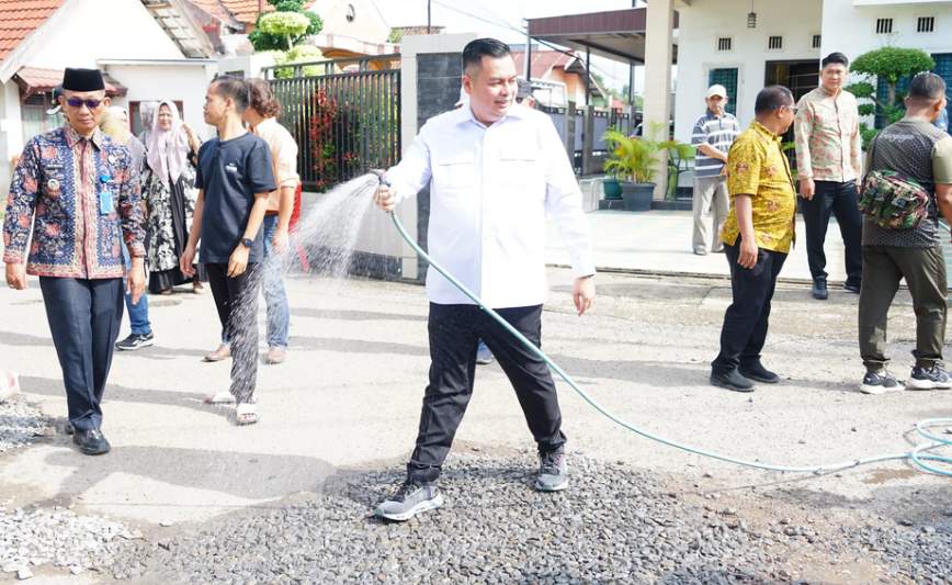 Jalan Rusak di Kota Jambi Diperbaiki Warga! Ketua DPRD Turun Langsung, Ada Janji Besar?