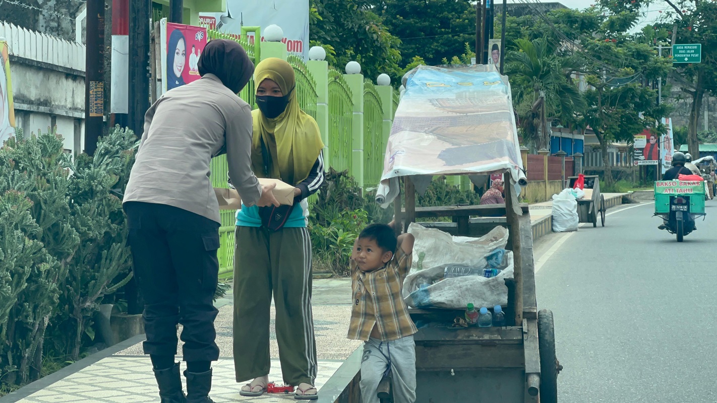 Jumat Berbagi, Polda Jambi Bagikan Makan Siang Gratis