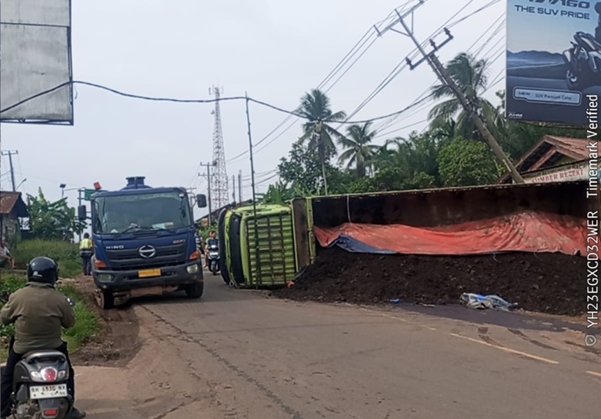 Subuh Mencekam! Truk Batu Bara Terguling di Depan SPBU Tempino, Nama 'Mak Nyak' Disebut-sebut