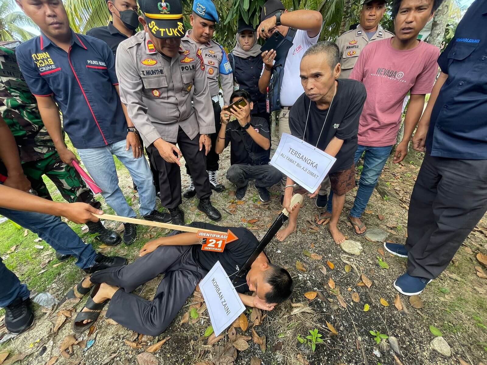 Tersangka Kasus Pembunuhan Jalani Rekontruksi  di Dusun Senamat
