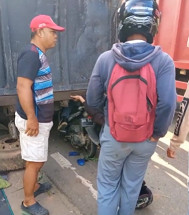 BRAAKK! Sepeda Motor Hantam Truk Batu Bara yang Parkir di Bahu Jalan Mestong, Pemotor Terjepit