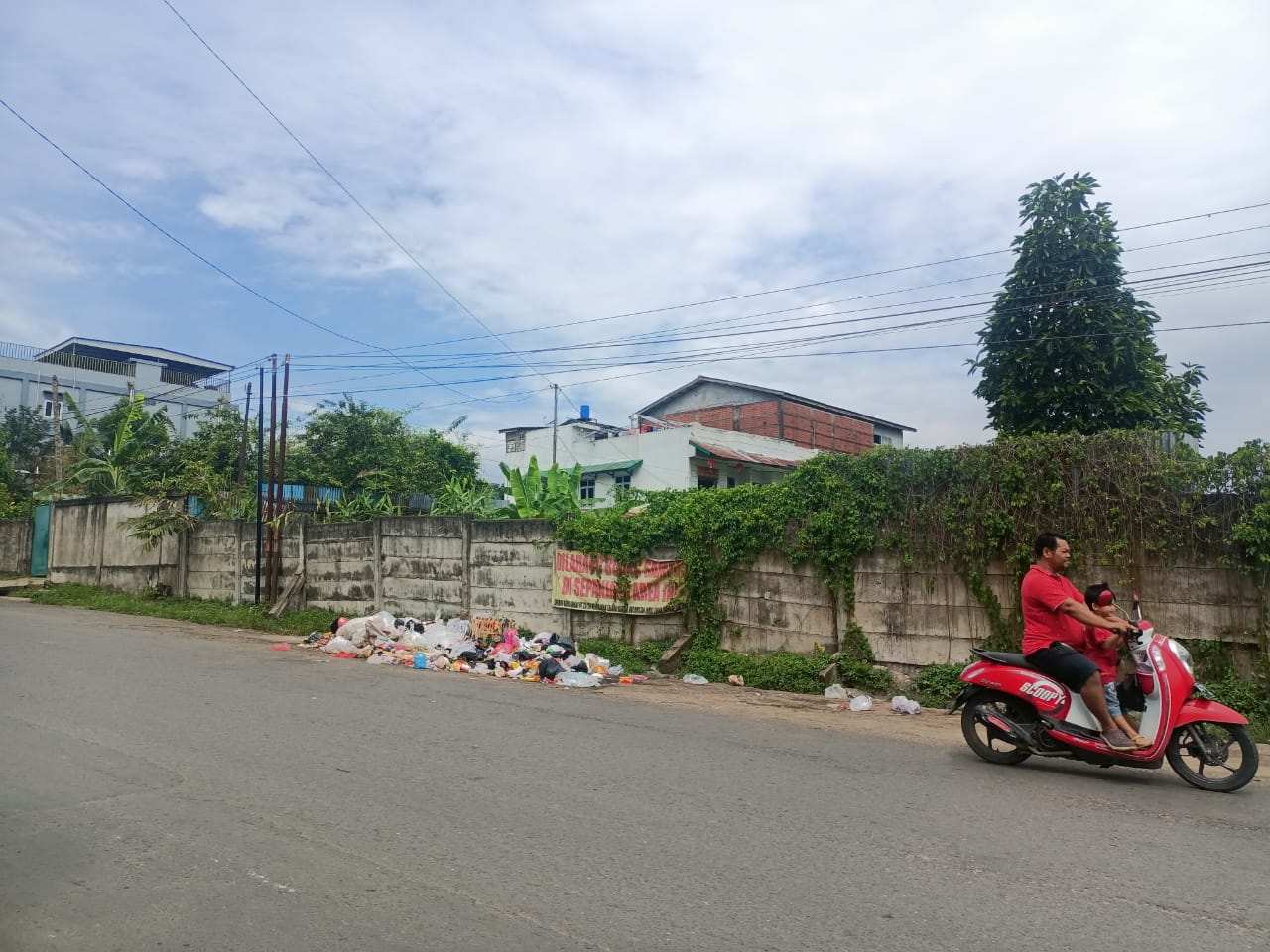 Waduh! Sudah Dipasang Peringatan Dilarang Buang Sampah, Pengendara di Jalan OKP Talang Banjar Masih Langgar