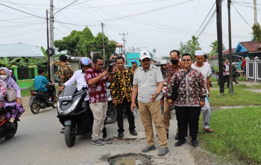 Bupati Tinjau Kondisi Sejumlah Jalan Rusak di Kota Kuala Tungkal