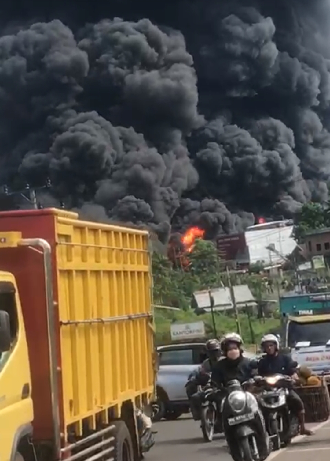 Diduga Gudang Minyak di Jalan Lingkar Barat Terbakar, Begini Penuturan Warga