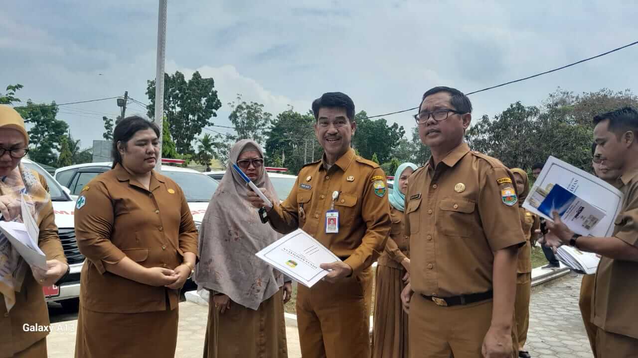 PJ Bupati Raden Najmi Serahkan Bantuan Ambulance, dari Kemenkes RI Kepada 9 Kepala Puskesmas