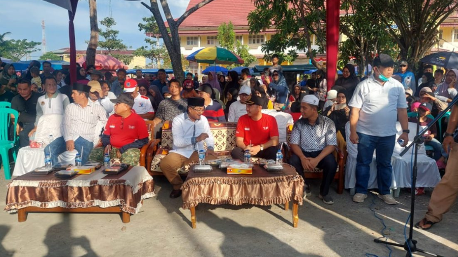 Bupati Lepas Lomba Panjat Pinang HUT RI Ke-79 dan Hari Jadi Tanjabbar Ke-59