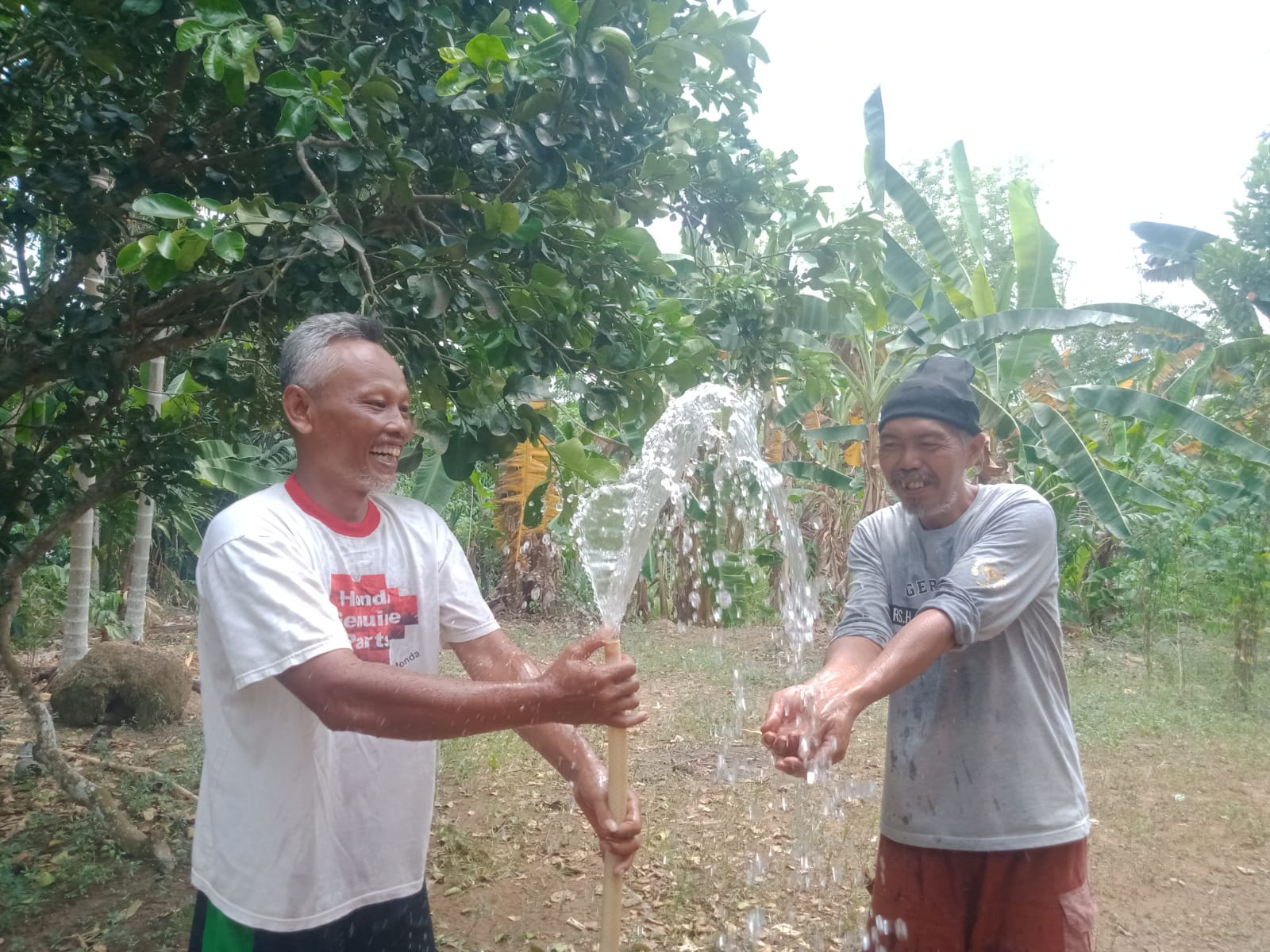 Lansia Tersenyum Bahagia Sumur Bor yang Dibuat Satgas TMMD ke-121 Kodim 0415/Jambi Sudah Keluarkan Air