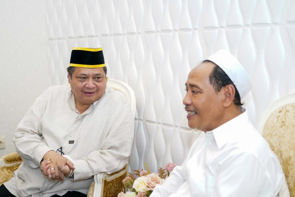 Dikunjungi Airlangga, Pengasuh Pesantren Zainul Hasan Genggong: Golkar Keluarga Besar Kami